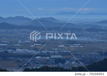 大小山山頂付近から夜明けの岩舟山から遠く加波山方面を見る 78308901