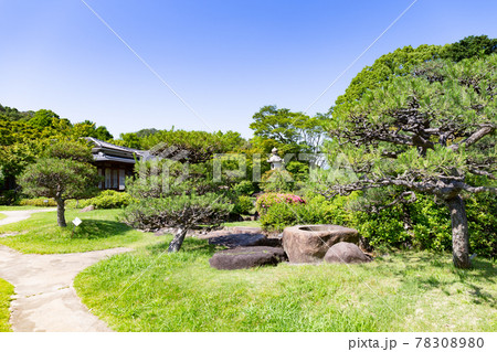 神戸・須磨離宮公園の日本庭園の灯籠と新緑 78308980
