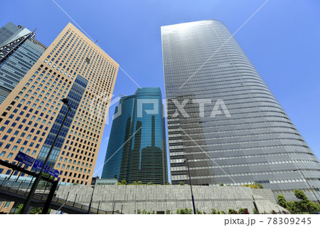 東京　汐留の都市風景　汐留タワーと電通本社ビル 78309245