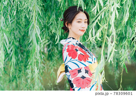 柳の木と浴衣姿の女性 柳の木と浴衣姿の女性 78309601