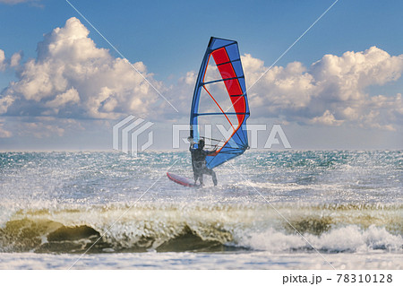 【白波立つ春の嵐の中でウィンドサーフィン　空合成】 78310128
