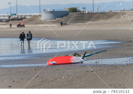 【のんびりした砂浜の様子　休憩中のウィンドサーフィン】 78310132