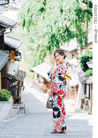 京都観光をする浴衣の女性 京都観光をする浴衣の女性 78310503