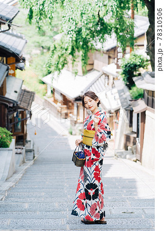 京都観光をする浴衣の女性の写真素材