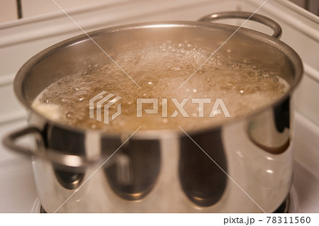 ブイヨンスープ、沸騰中 78311560