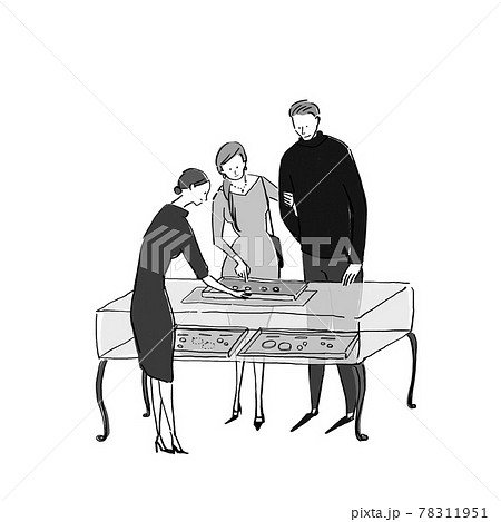 エンゲージリングを選ぶカップルと店員、婚約指輪、プレゼント　 78311951