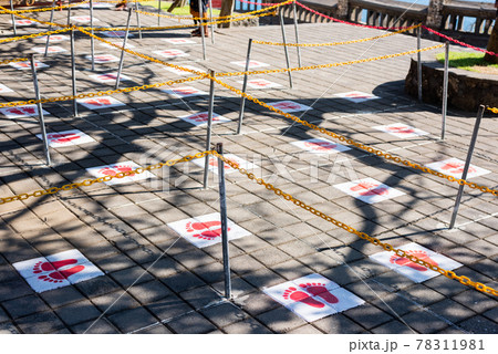 ソーシャルディスタンスを意識したレーン 78311981