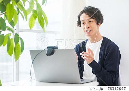 オンラインコミュニケーションする若い男性 オンラインコミュニケーションする若い男性 78312047
