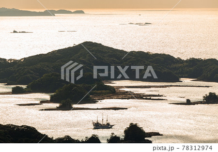 長崎県佐世保市　九十九島八景　石岳展望台から望む夕焼けに染まる九十九島の風景 78312974