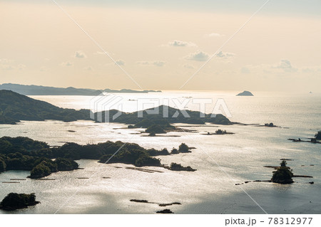 長崎県佐世保市　九十九島八景　石岳展望台から望む夕焼けに染まる九十九島の風景 78312977