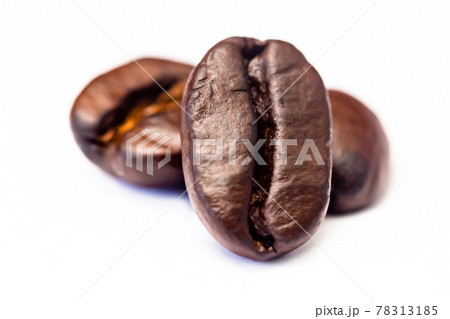 Brown roasted coffee beans isolated on white background. 78313185