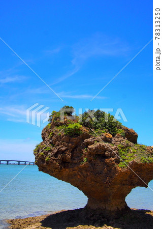 【沖縄 浜比嘉島】アマミチューの墓から浜比嘉大橋を望む 【沖縄 浜比嘉島】アマミチューの墓から浜比嘉大橋を望む 78313250