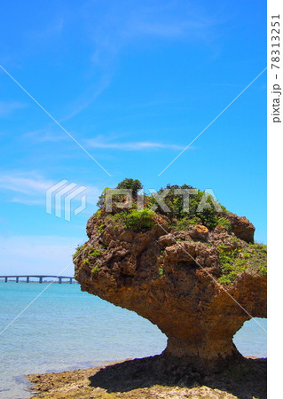 【沖縄 浜比嘉島】アマミチューの墓から浜比嘉大橋を望む 78313251