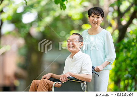 シニア夫婦　車椅子　散歩　屋外 78313634