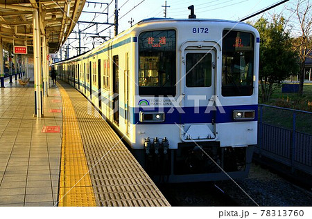 夕陽を受けた東武鉄道・野田線『8000系』 78313760