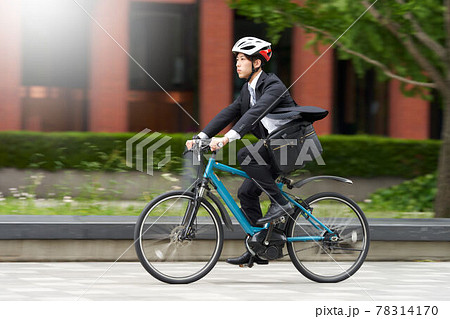 自転車に乗って通勤するビジネスマン 78314170