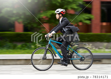 自転車で走るスーツ姿の若い男性 78314171