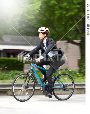 自転車に乗って通勤するビジネスマン 自転車に乗って通勤するビジネスマン 78314172