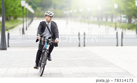 自転車で走るスーツ姿の若い男性 自転車で走るスーツ姿の若い男性 78314173