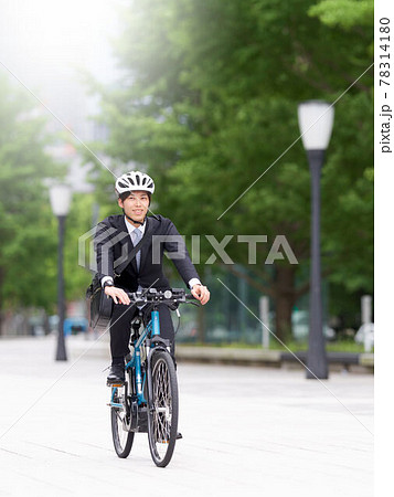 自転車に乗って通勤するビジネスマン 78314180