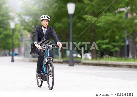 自転車で走るスーツ姿の若い男性 78314181