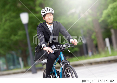 自転車に乗って通勤するビジネスマン 78314182
