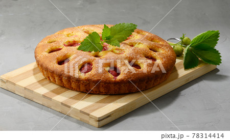 round sponge cake with strawberries on wooden board 78314414