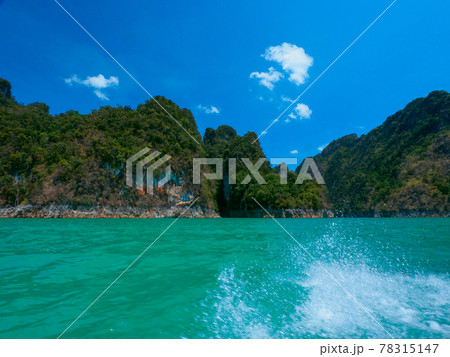 岩山に囲まれた湖と水面の水飛沫 (チャオラン湖、カオソック国立公園、スラートターニー県、タイ王国) 78315147