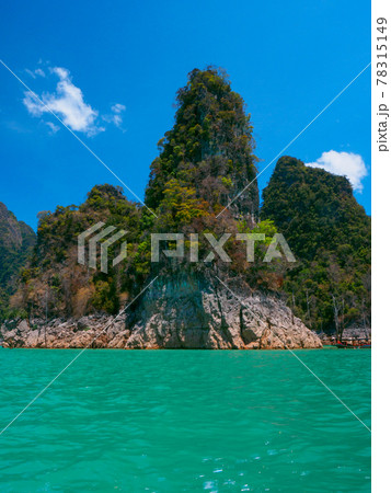 岩山に囲まれた湖 (チャオラン湖、カオソック国立公園、スラートターニー県、タイ王国) 78315149