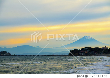 神奈川県七里ヶ浜海岸から見た富士山夕景 78315166