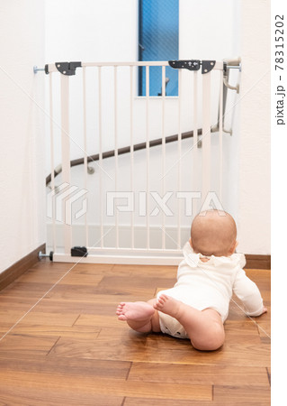 ベビーゲートの前にいる赤ちゃん 78315202