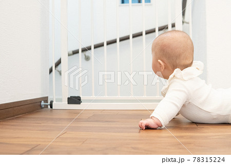 ベビーゲートの前にいる赤ちゃん 78315224