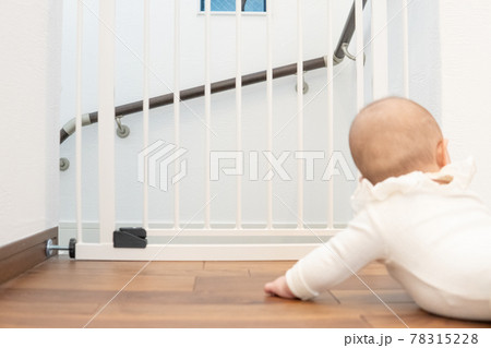 ベビーゲートの前にいる赤ちゃん 78315228
