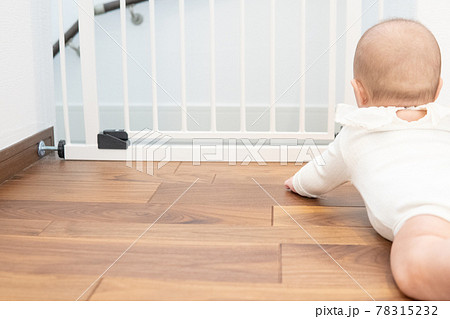 ベビーゲートの前にいる赤ちゃん 78315232