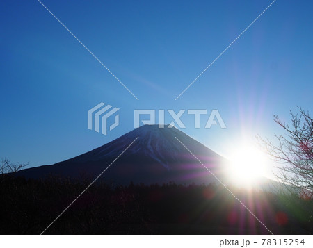 富士山越しの初日の出 78315254
