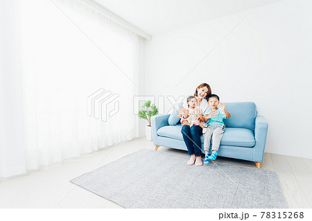 家で子どもたちと遊ぶ若い主婦 78315268