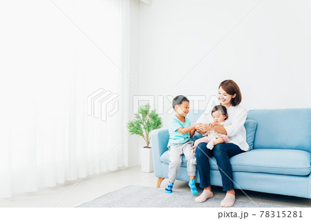 家で子どもたちと遊ぶ若い主婦 家で子どもたちと遊ぶ若い主婦 78315281