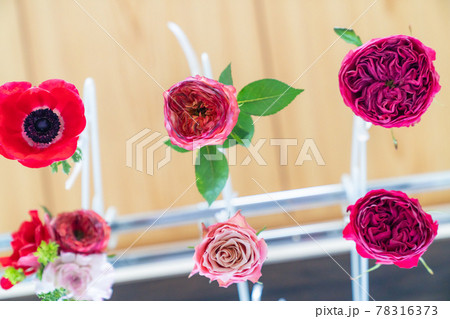 バラのドライフラワーの制作過程の写真。花を乾かす様子。 78316373