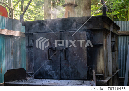 屋外の焼却炉でゴミを燃やしている写真。ダイオキシン発生。環境問題のイメージ。 屋外の焼却炉でゴミを燃やしている写真。ダイオキシン発生。環境問題のイメージ。 78316423