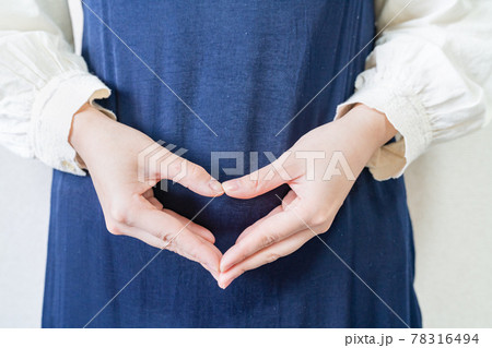 妊娠初期の妊婦の写真。妊娠中のイメージ。 妊娠初期の妊婦の写真。妊娠中のイメージ。 78316494