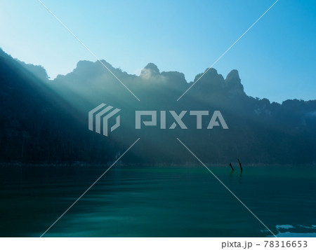 陽光が射す早朝のチャオラン湖 (カオソック、スラートターニー県、タイ王国) 78316653