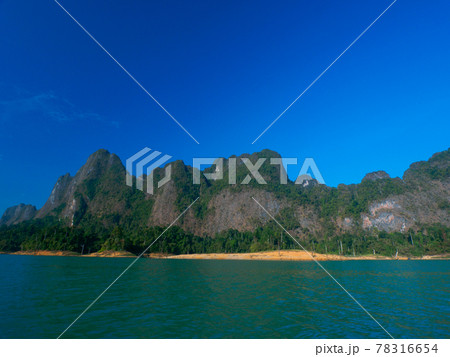 朝のチャオラン湖 (カオソック、スラートターニー県、タイ王国) 78316654