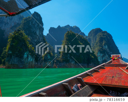 湖の小島の間をボートで巡る (カオソック国立公園、スラタニ県、タイ王国) 78316659