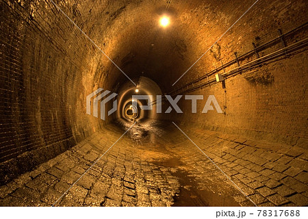 明かりが灯る隧道 78317688
