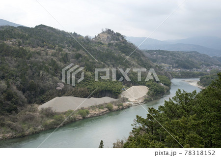 木曽川と苗木城跡 78318152