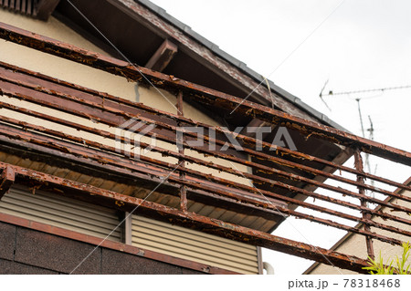 古民家の錆びついた鉄製のベランダ 78318468