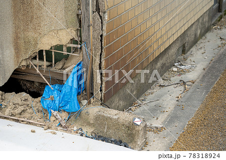 老朽化で土台が腐食した住宅 老朽化で土台が腐食した住宅 78318924