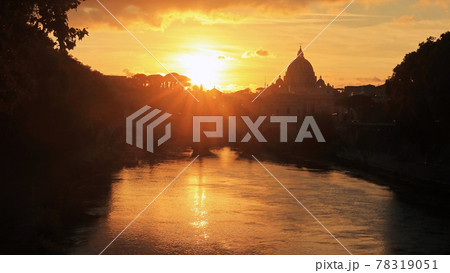 Sunset over the Tiber, Rome 78319051