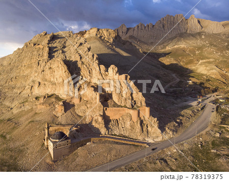 Aerial view of the ruins of the Dogubayazit castle, built on the mountain near Eski Bayezid Cami and the Ishak Pasha Palace. Eastern Turkey 78319375