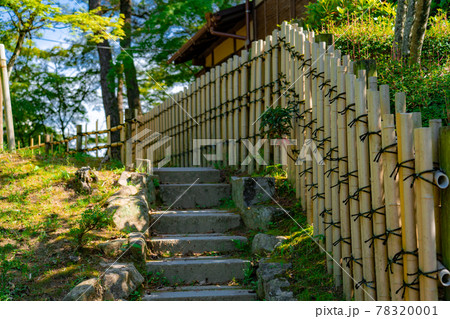 古民家を囲う竹垣 78320001